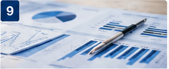 Бизнес-отчёты и данные, символизирующие планирование CRM-воронки